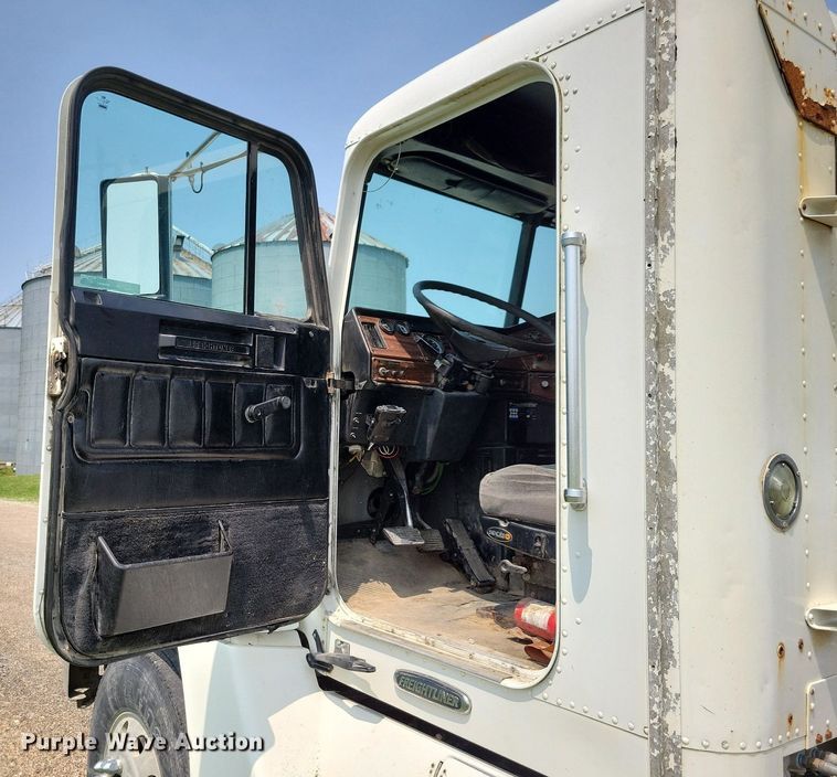 image for item JO9146 1999 Freightliner FLD  semi truck