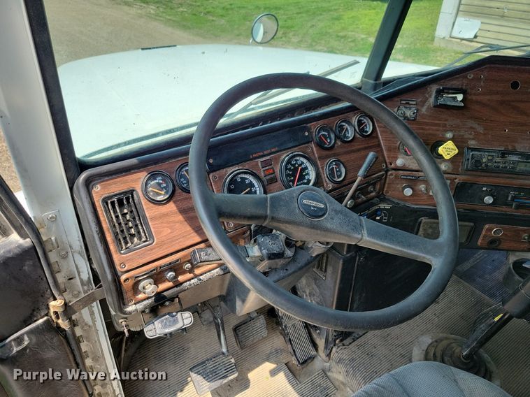image for item JO9146 1999 Freightliner FLD  semi truck