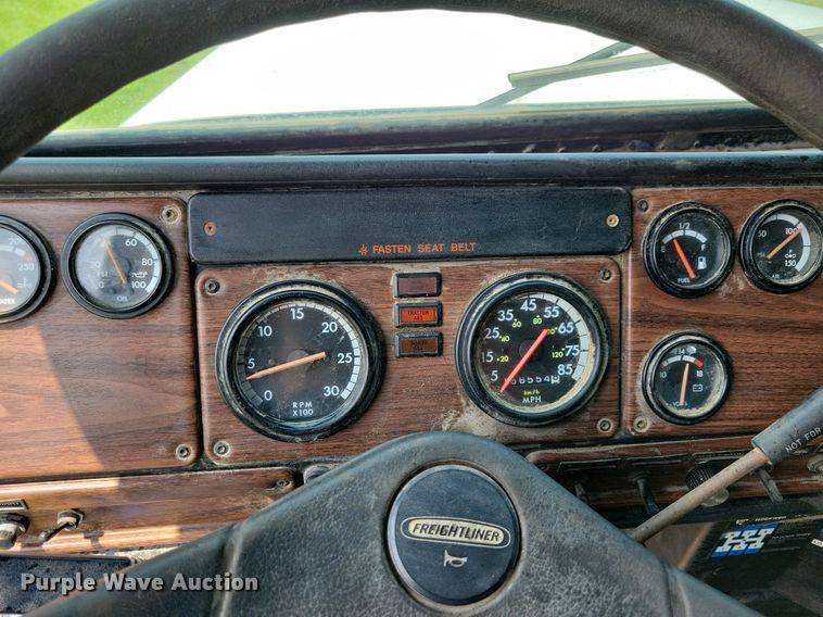 image for item JO9146 1999 Freightliner FLD  semi truck