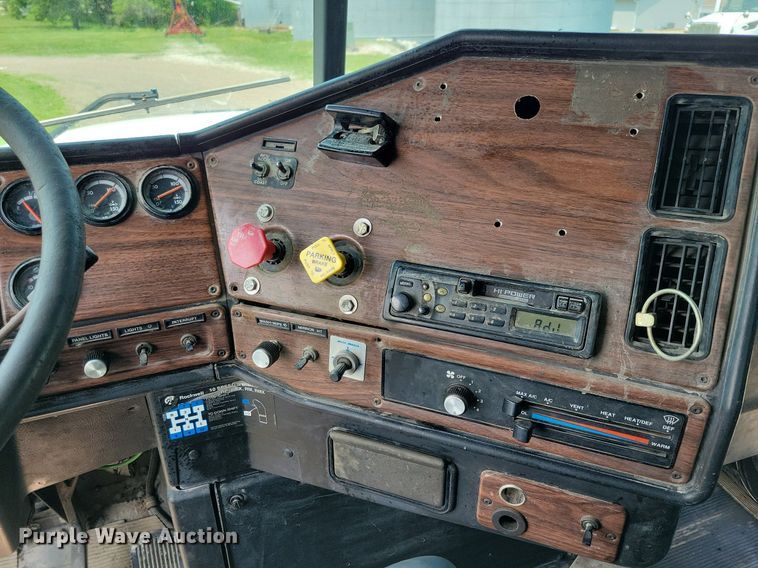 image for item JO9146 1999 Freightliner FLD  semi truck