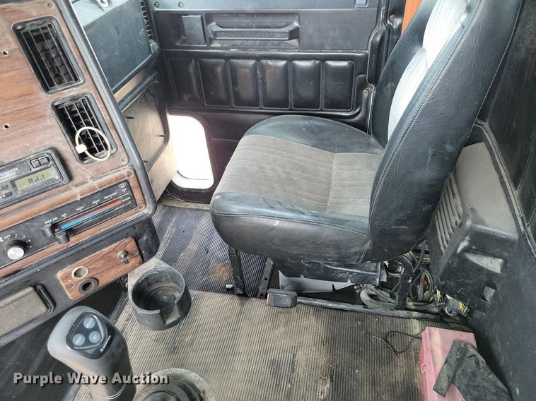 image for item JO9146 1999 Freightliner FLD  semi truck