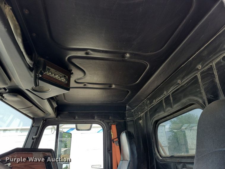 image for item JO9146 1999 Freightliner FLD  semi truck