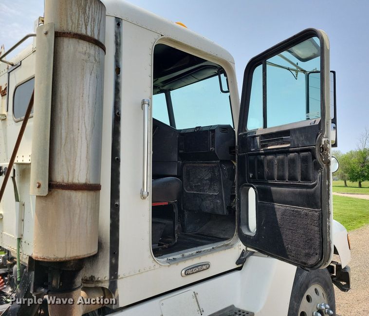 image for item JO9146 1999 Freightliner FLD  semi truck