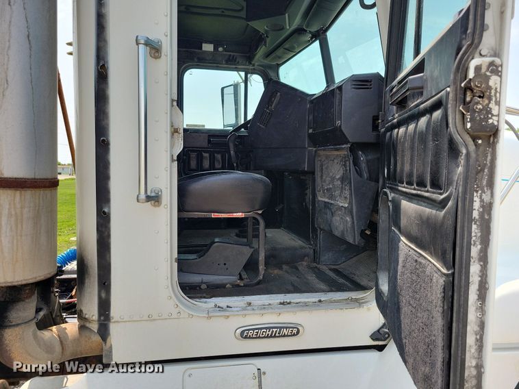 image for item JO9146 1999 Freightliner FLD  semi truck