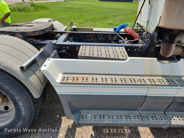 image for item JO9146 1999 Freightliner FLD  semi truck