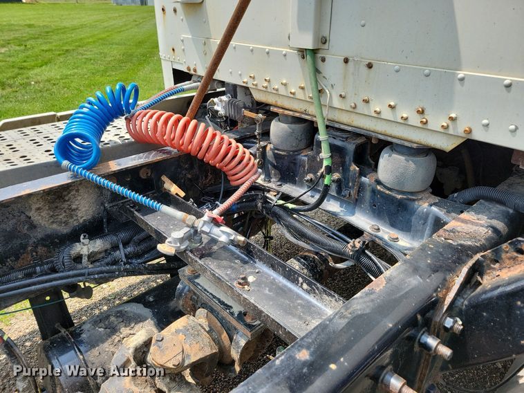 image for item JO9146 1999 Freightliner FLD  semi truck