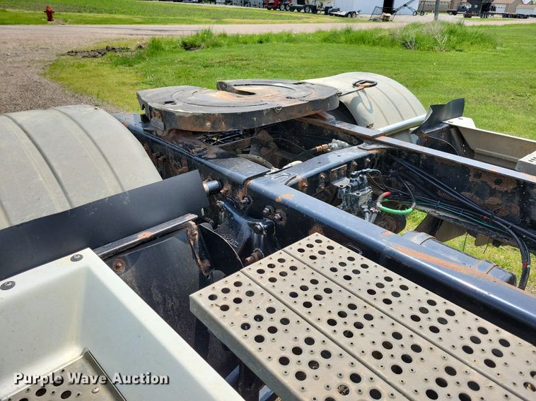 image for item JO9146 1999 Freightliner FLD  semi truck