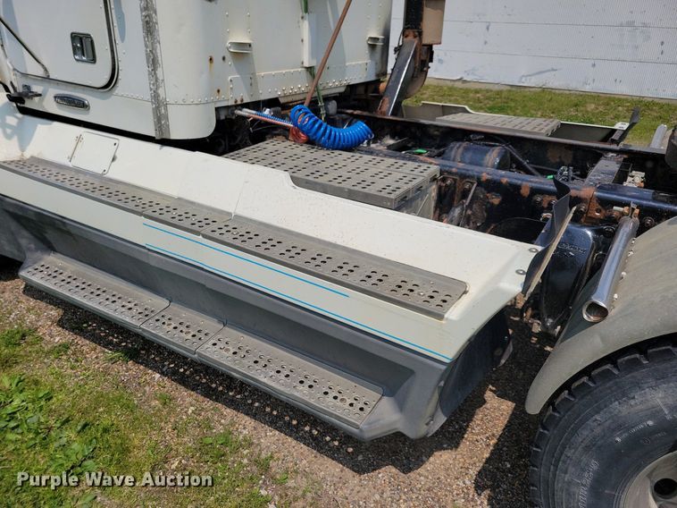 image for item JO9146 1999 Freightliner FLD  semi truck