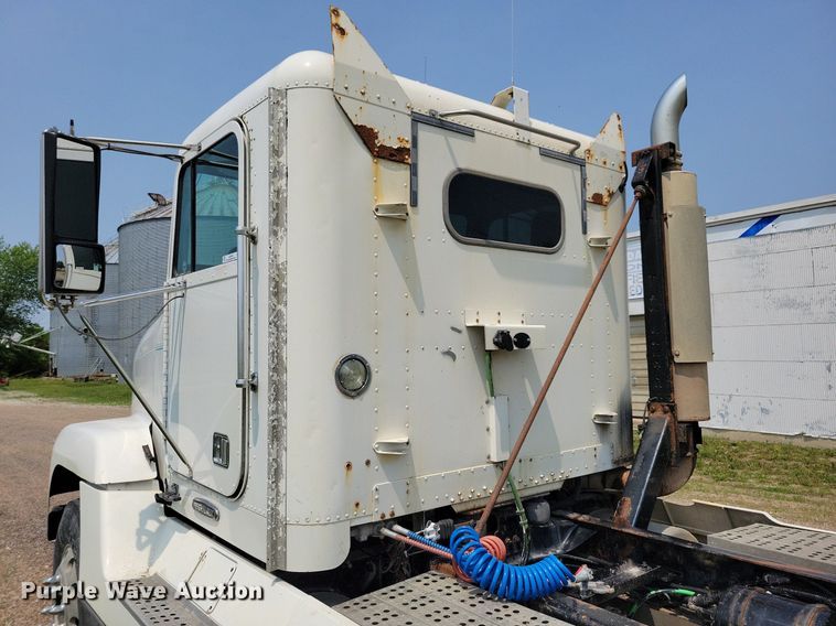 image for item JO9146 1999 Freightliner FLD  semi truck