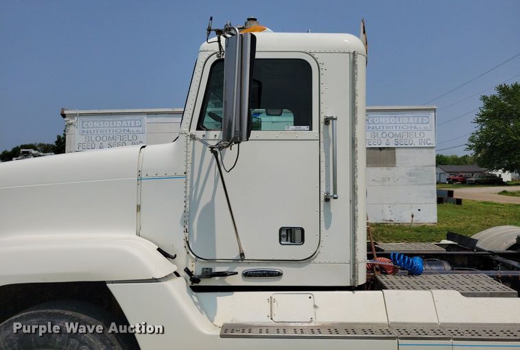 image for item JO9146 1999 Freightliner FLD  semi truck