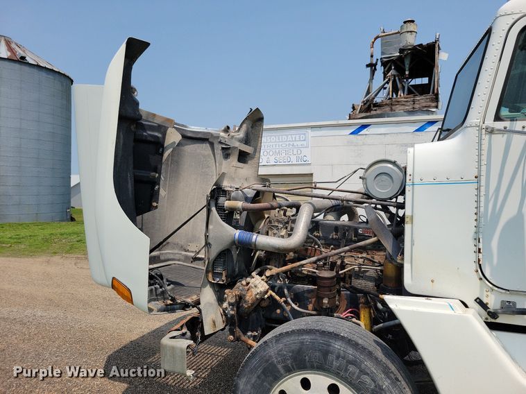 image for item JO9146 1999 Freightliner FLD  semi truck