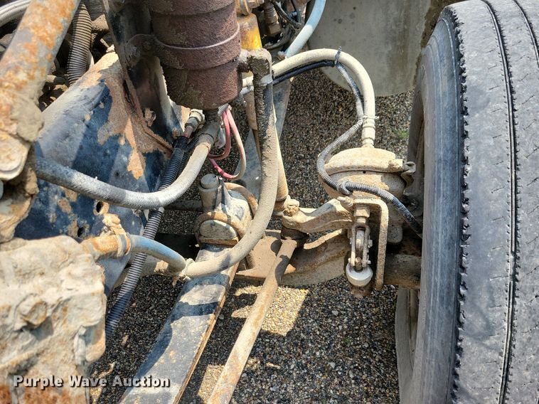 image for item JO9146 1999 Freightliner FLD  semi truck