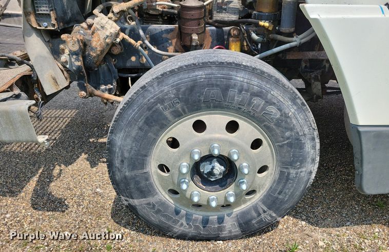 image for item JO9146 1999 Freightliner FLD  semi truck