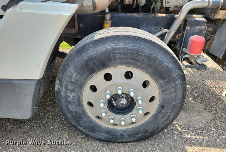 image for item JO9146 1999 Freightliner FLD  semi truck