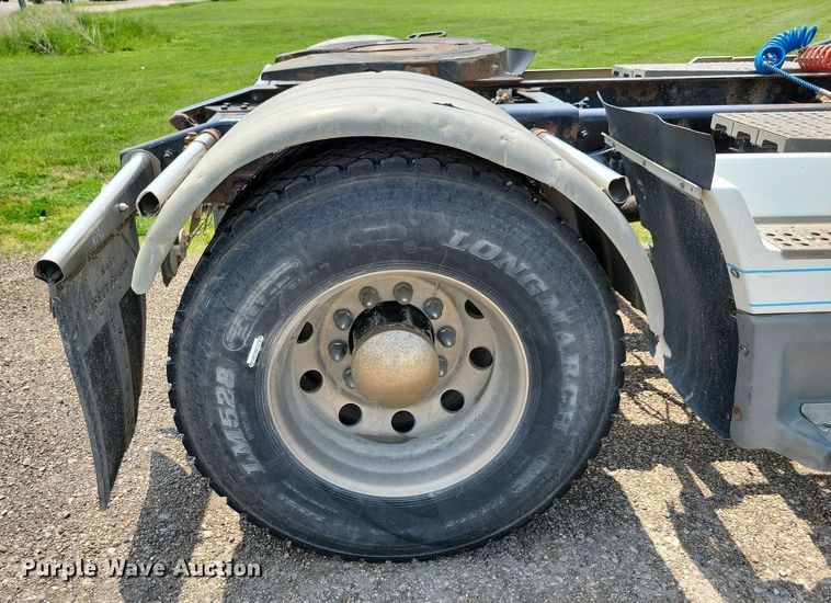 image for item JO9146 1999 Freightliner FLD  semi truck