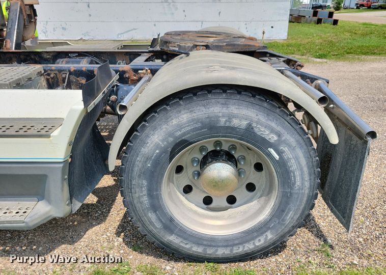 image for item JO9146 1999 Freightliner FLD  semi truck