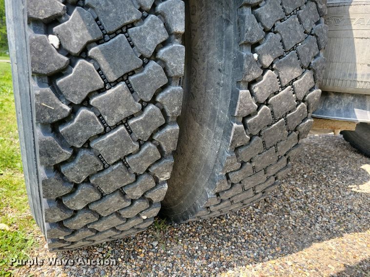 image for item JO9146 1999 Freightliner FLD  semi truck