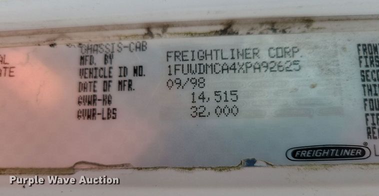 image for item JO9146 1999 Freightliner FLD  semi truck