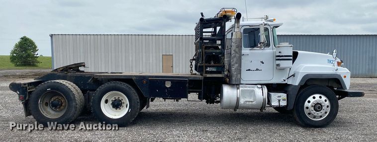 image for item KB9437 2003 Mack RD688S  winch truck