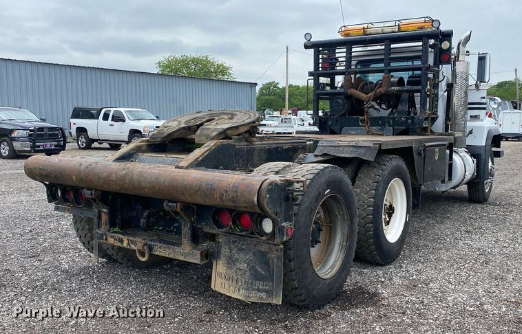 image for item KB9437 2003 Mack RD688S  winch truck