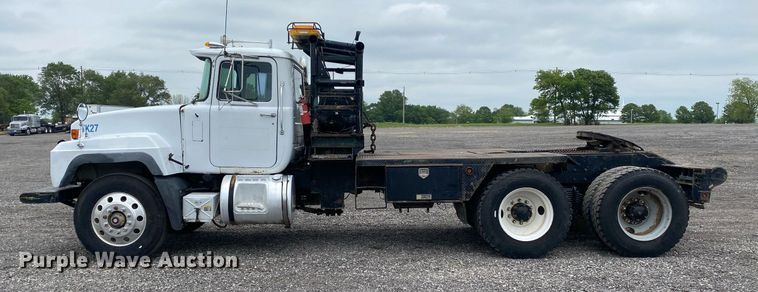 image for item KB9437 2003 Mack RD688S  winch truck