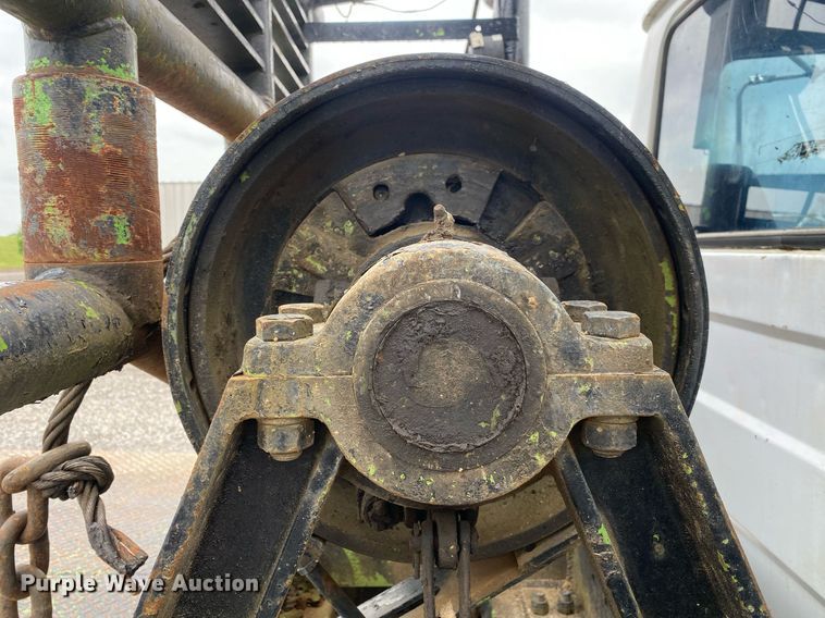 image for item KB9437 2003 Mack RD688S  winch truck