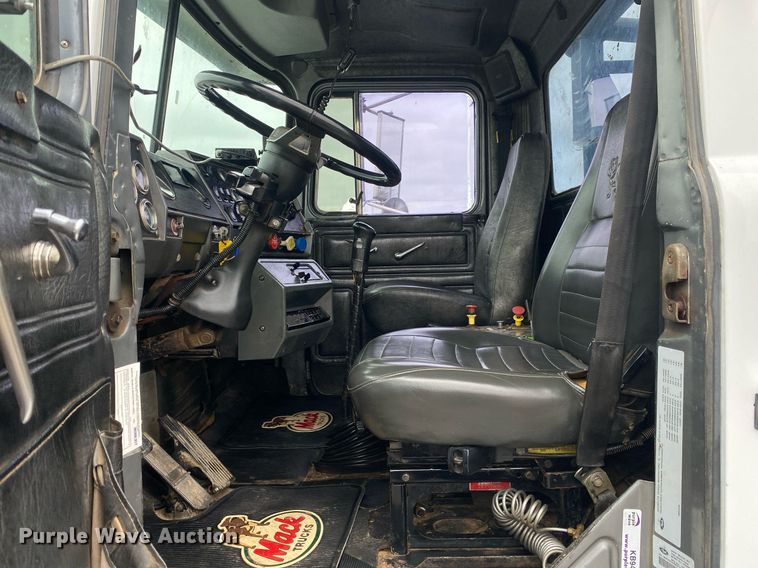 image for item KB9437 2003 Mack RD688S  winch truck