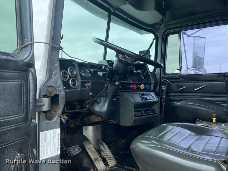 image for item KB9437 2003 Mack RD688S  winch truck