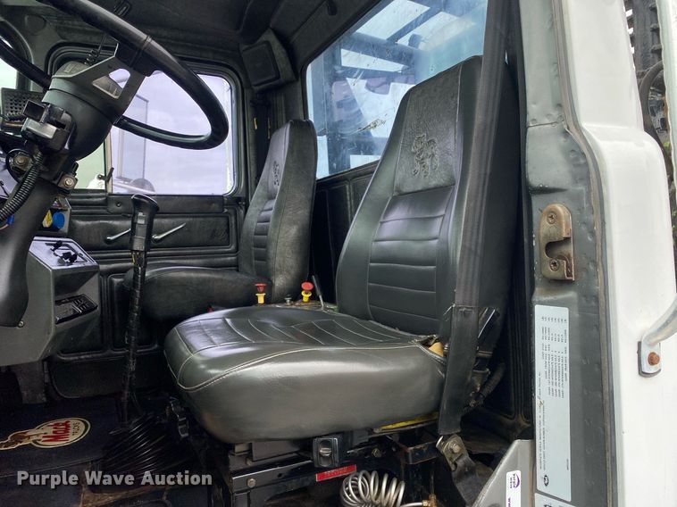 image for item KB9437 2003 Mack RD688S  winch truck