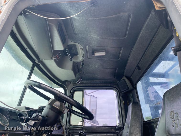 image for item KB9437 2003 Mack RD688S  winch truck