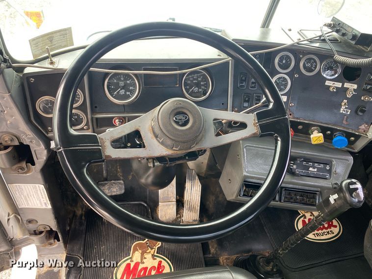 image for item KB9437 2003 Mack RD688S  winch truck