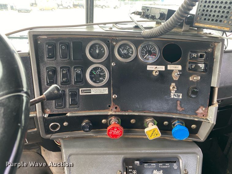 image for item KB9437 2003 Mack RD688S  winch truck