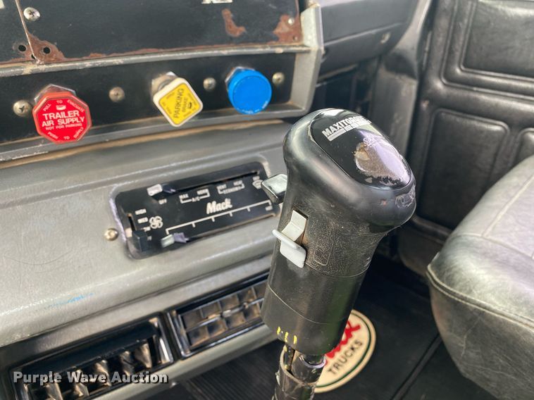 image for item KB9437 2003 Mack RD688S  winch truck