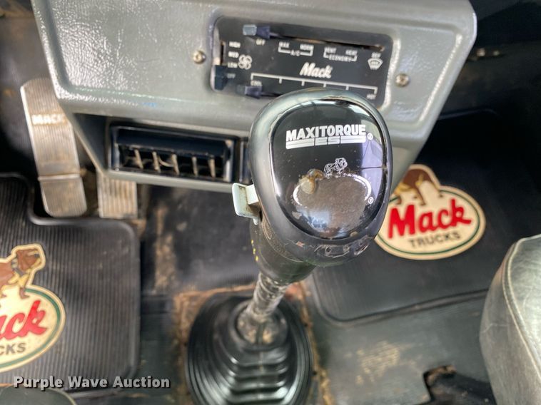 image for item KB9437 2003 Mack RD688S  winch truck
