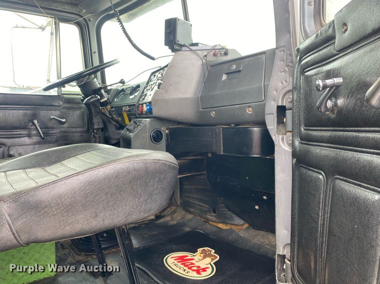 image for item KB9437 2003 Mack RD688S  winch truck