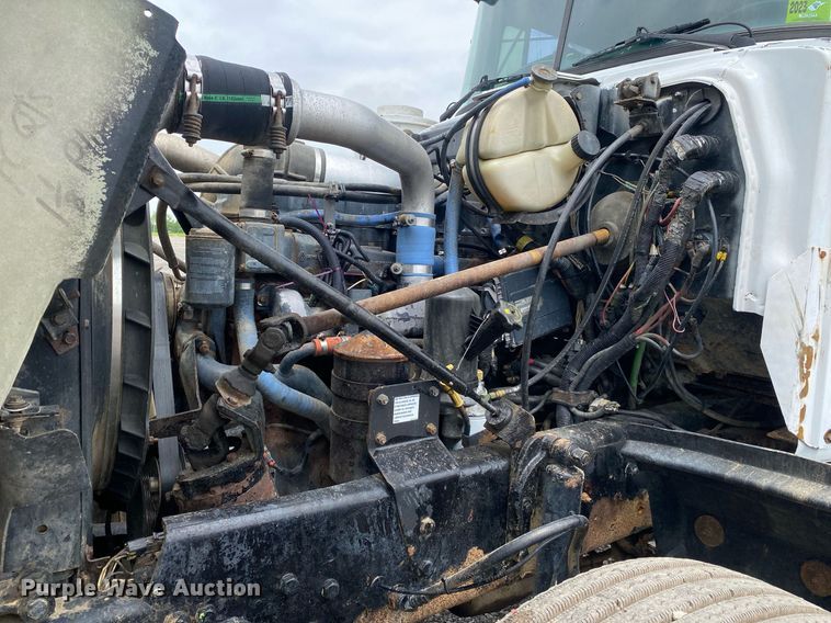 image for item KB9437 2003 Mack RD688S  winch truck