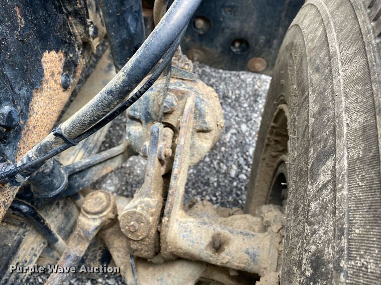 image for item KB9437 2003 Mack RD688S  winch truck