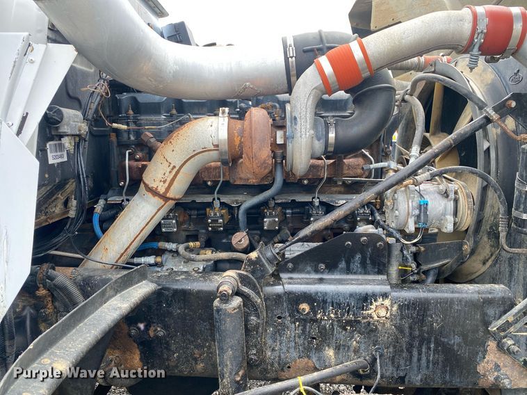 image for item KB9437 2003 Mack RD688S  winch truck