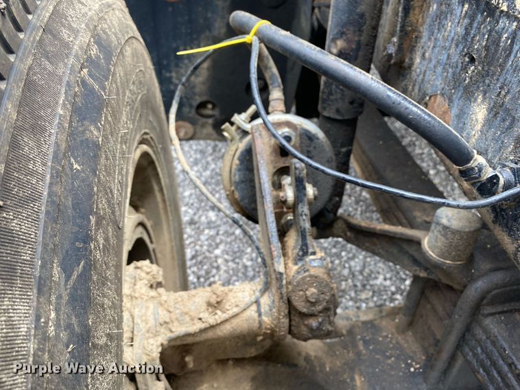 image for item KB9437 2003 Mack RD688S  winch truck