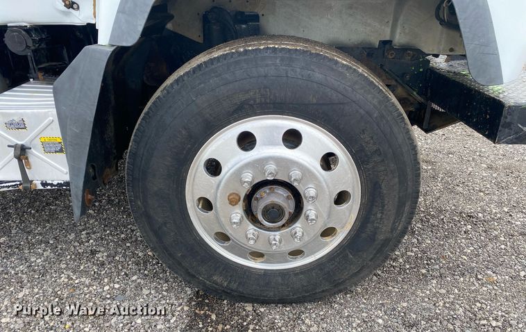 image for item KB9437 2003 Mack RD688S  winch truck