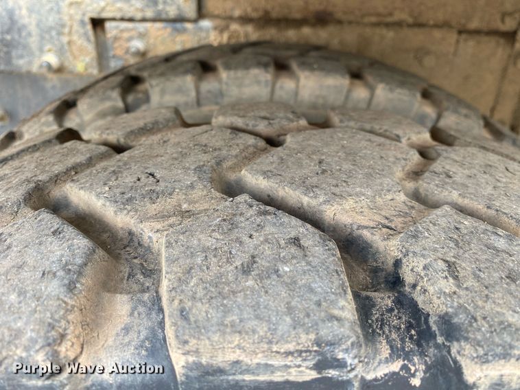 image for item KB9437 2003 Mack RD688S  winch truck