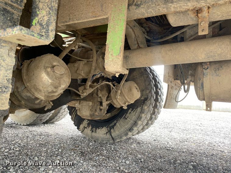 image for item KB9437 2003 Mack RD688S  winch truck