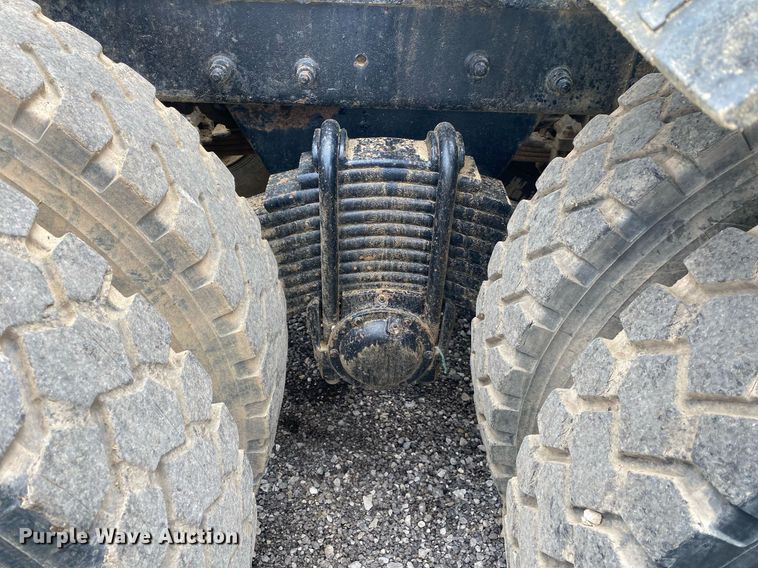 image for item KB9437 2003 Mack RD688S  winch truck