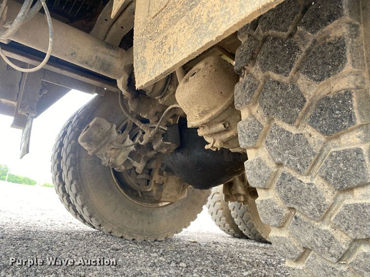 image for item KB9437 2003 Mack RD688S  winch truck