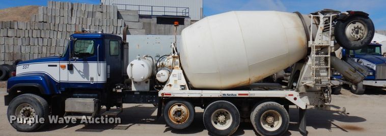 image for item KU9947 2003 International 5500i  ready mix truck