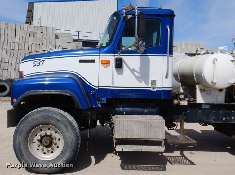 image for item KU9947 2003 International 5500i  ready mix truck