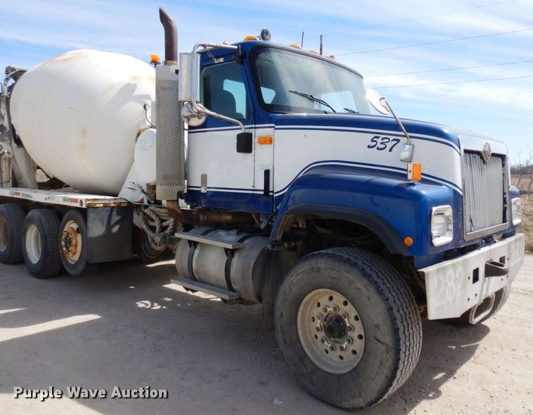image for item KU9947 2003 International 5500i  ready mix truck
