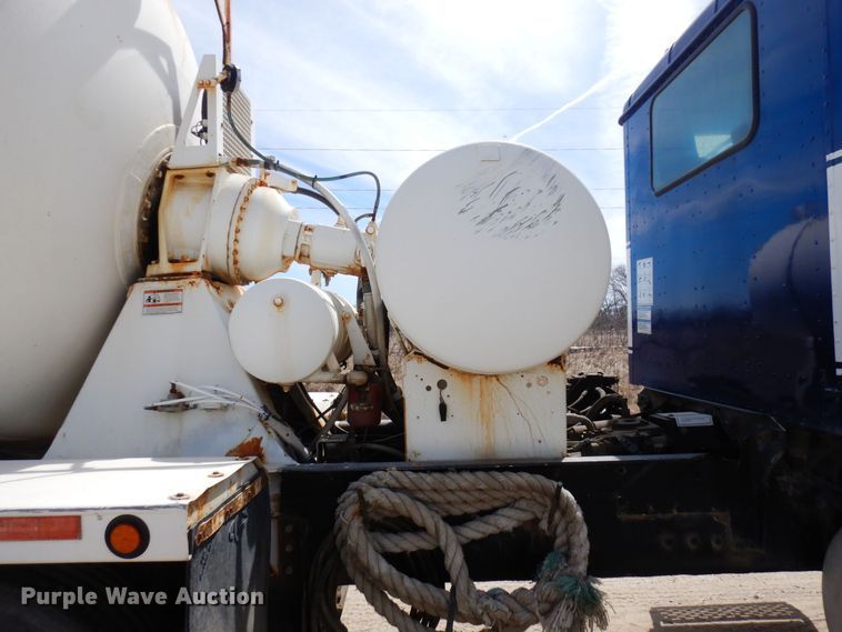 image for item KU9947 2003 International 5500i  ready mix truck