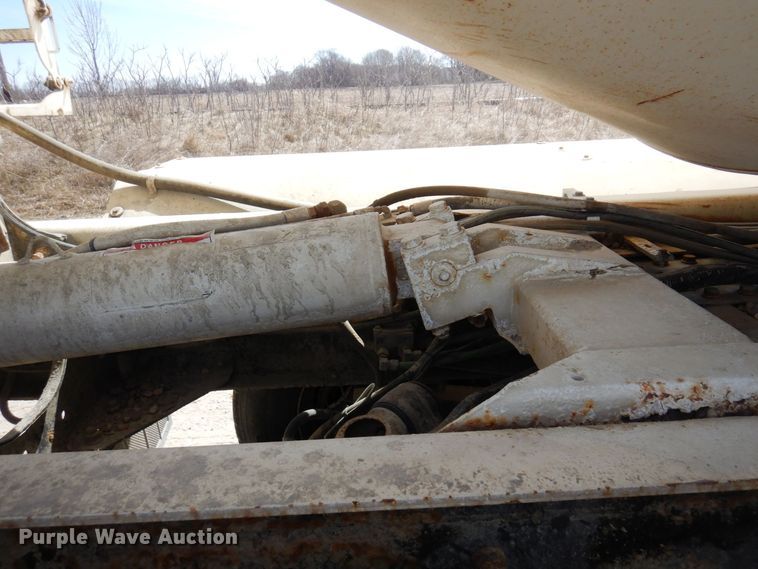 image for item KU9947 2003 International 5500i  ready mix truck