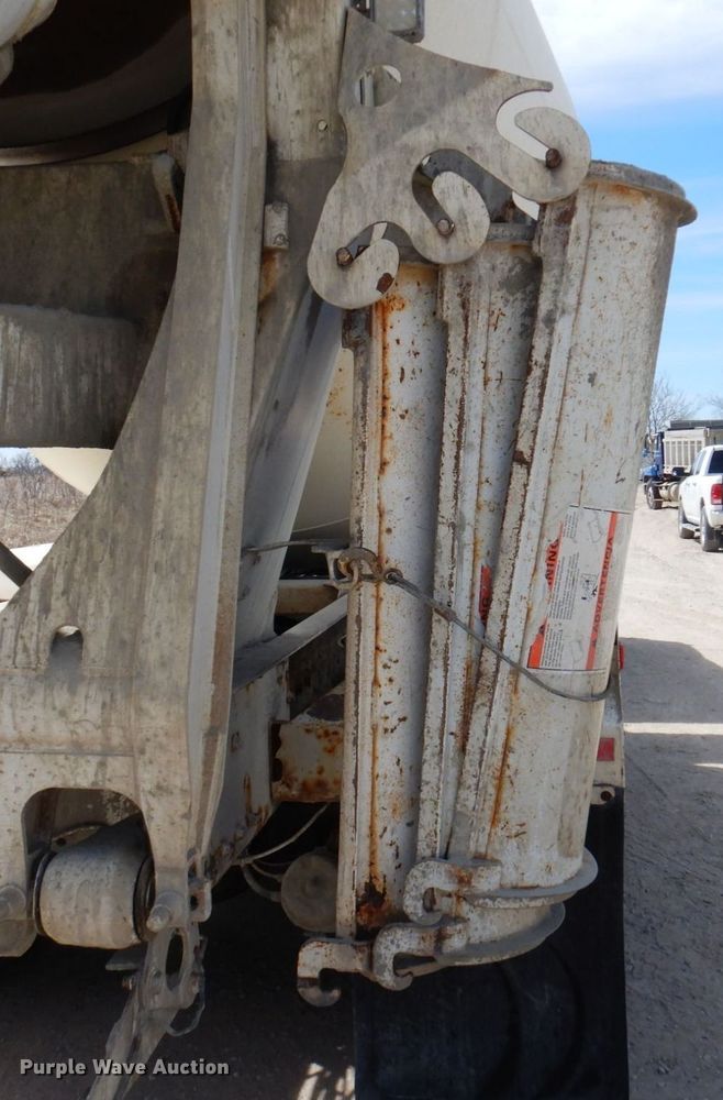 image for item KU9947 2003 International 5500i  ready mix truck